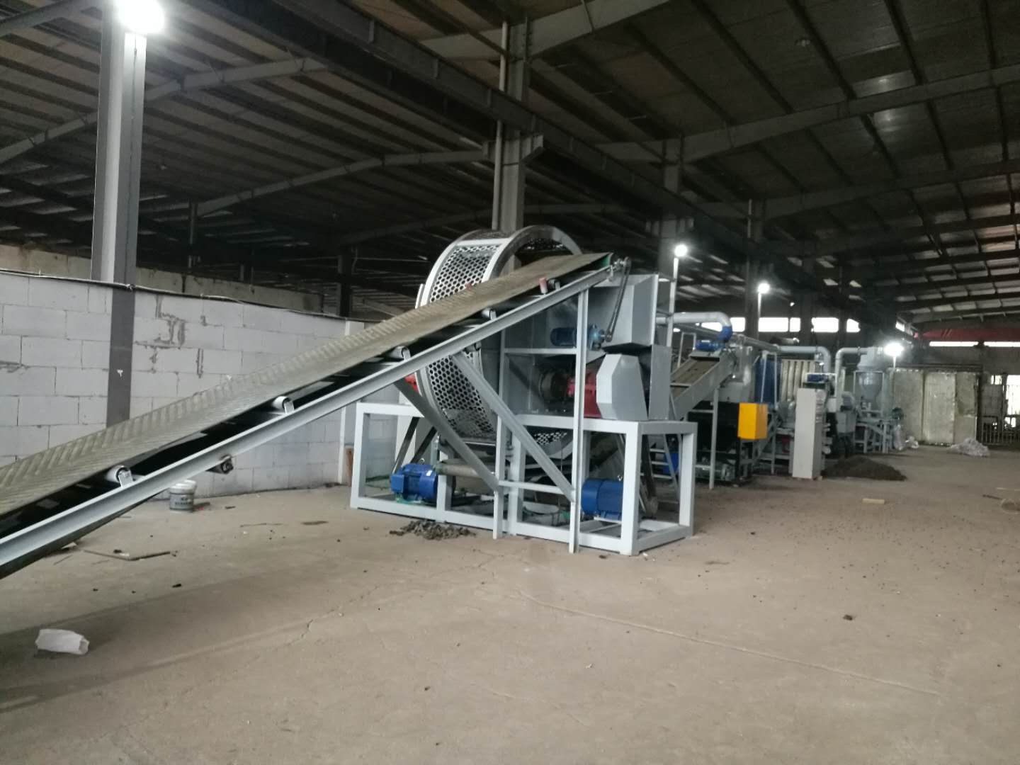 經(jīng)濟(jì)型廢舊輪胎顆粒設(shè)備生產(chǎn)線_廢輪胎破碎機